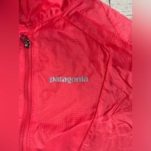 Patagonia women’s windbreaker sheer coral color